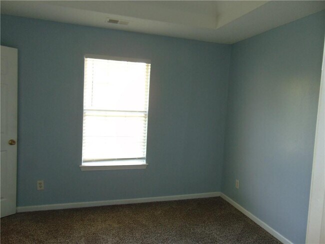 Building Photo - 611 Dove Ln