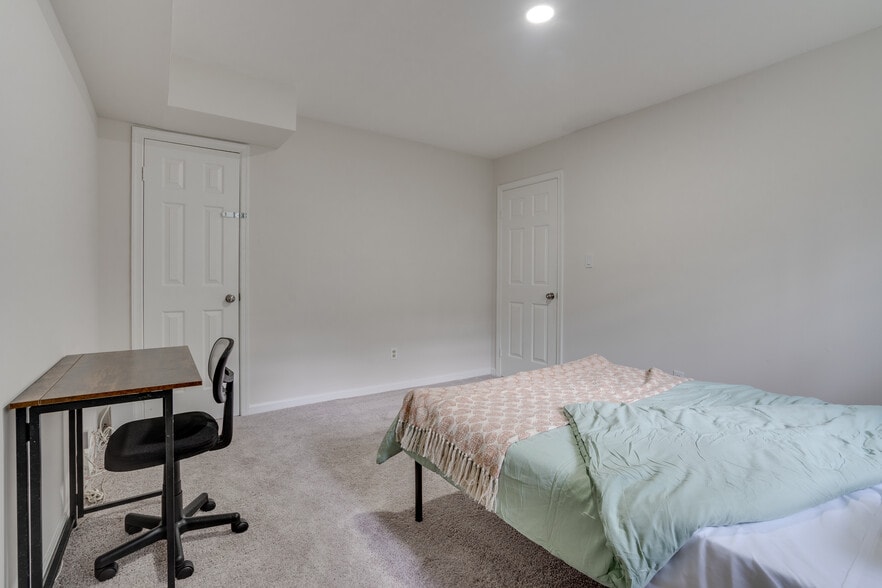 Building Photo - 3700 Roxbury Ln