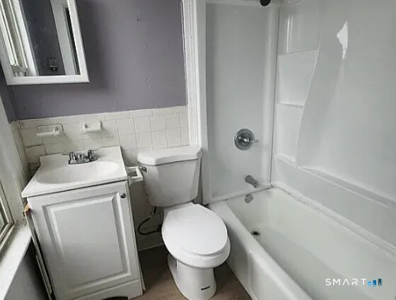 Building Photo - 136 Windsor Ave