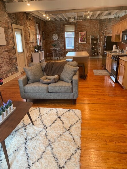 Building Photo - 413 Locust St