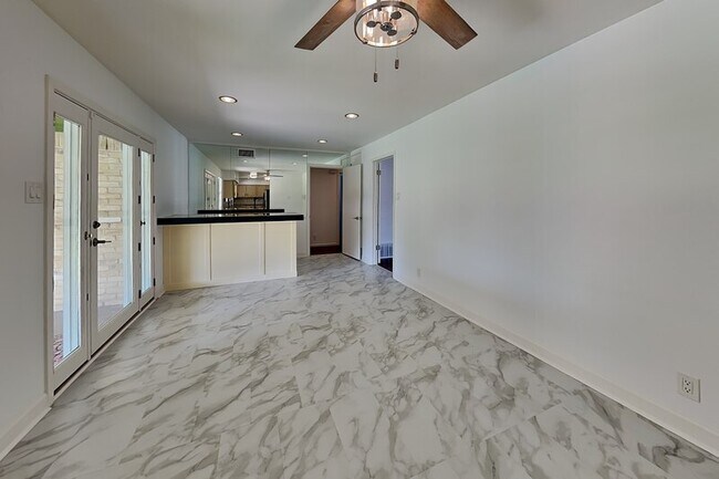 Building Photo - 11029 Watterson Dr