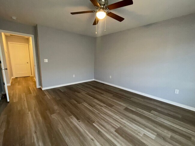 Building Photo - Never Occupied - Brand New 2 bedroom 2 bath Duplex in Kimberling City, MO - Ask us about Move In ...
