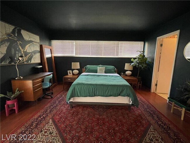 Building Photo - FULLY FURNISHED! & Recently renovated mid-term in downtown - close to arts district