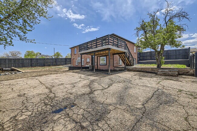Building Photo - Beautifully Updated Duplex