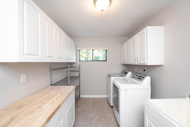 Building Photo - Welcome to this spacious three-bedroom, three-bath home in the heart of Palm Bay