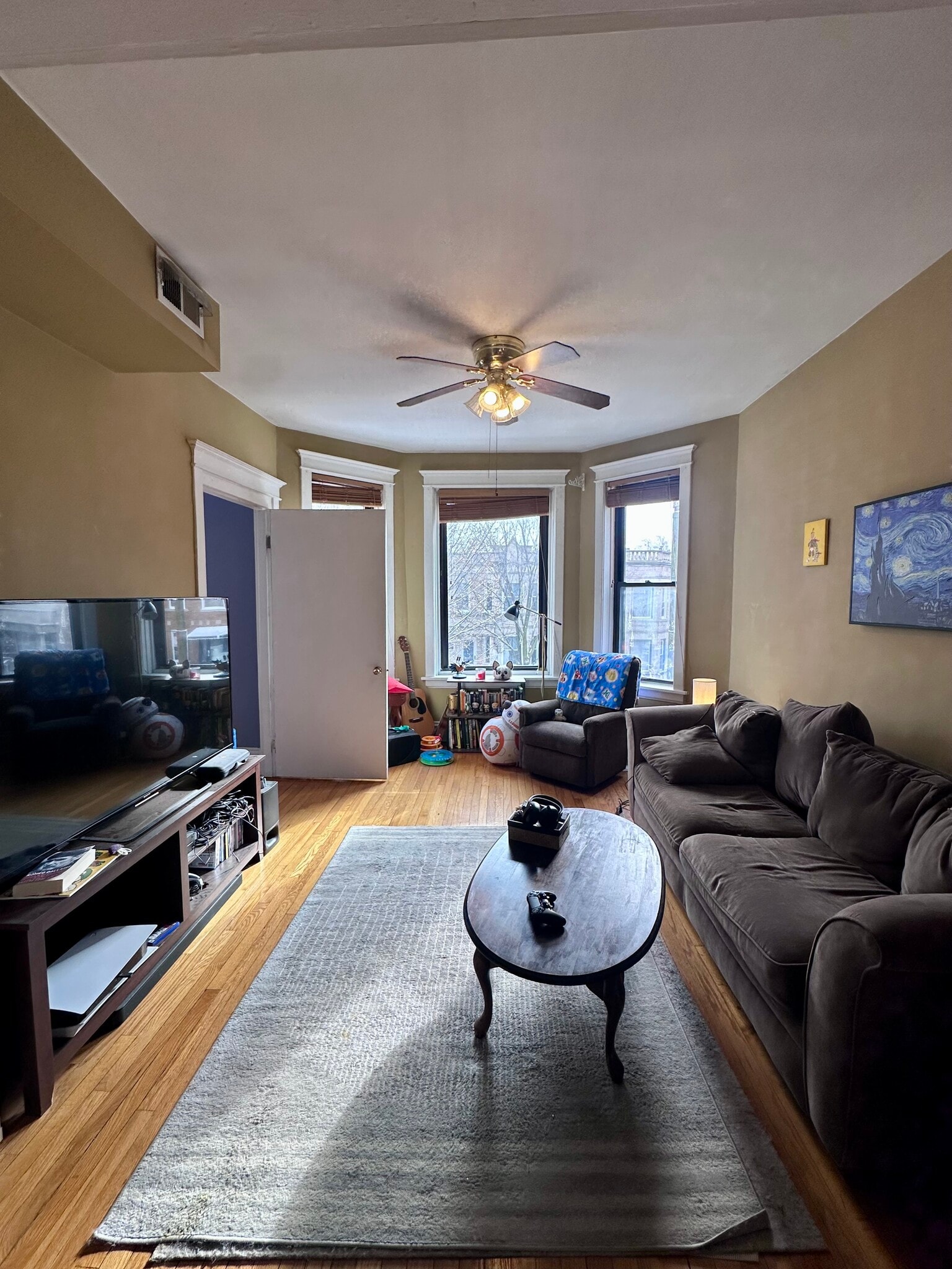 Tv room - 2442 N California Ave