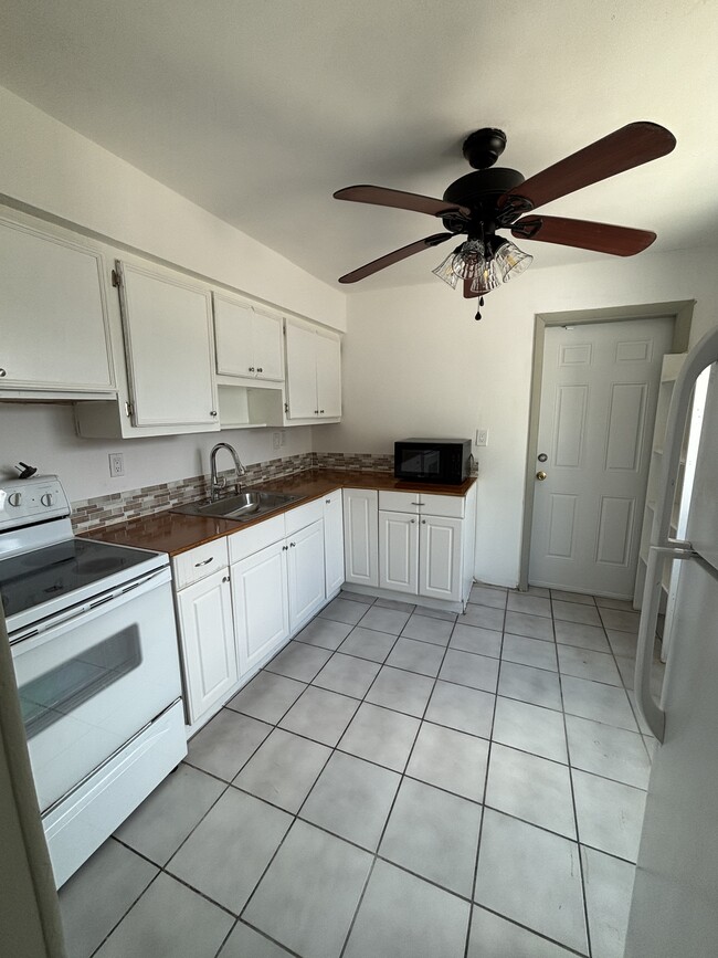 Building Photo - 6420 Oak St