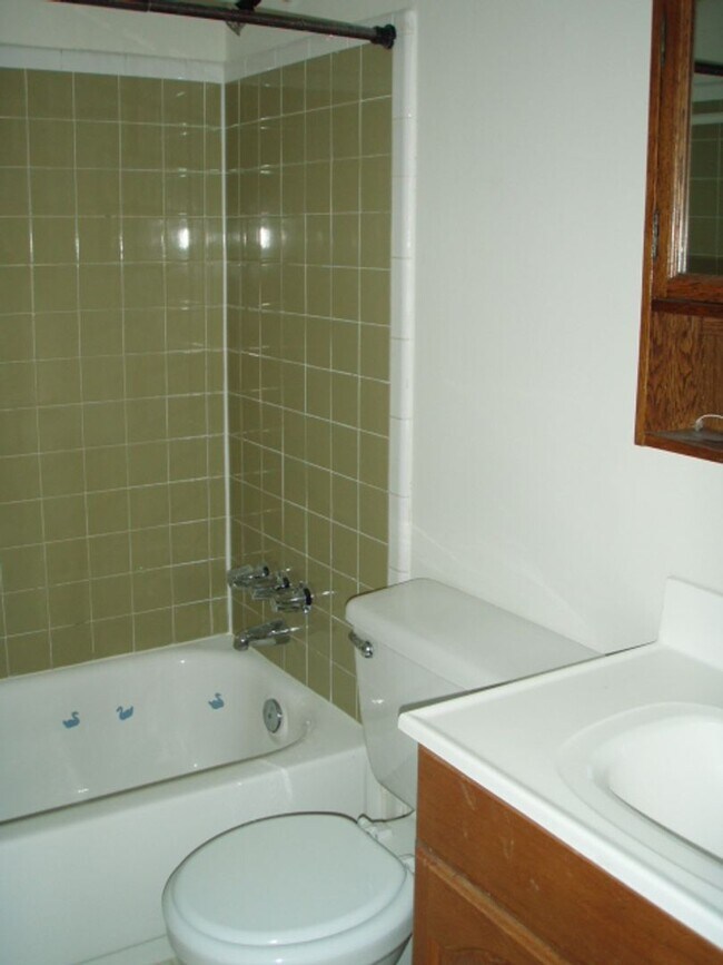Building Photo - Classic 4 Bed 3.5 Bath Brick Townhome With...