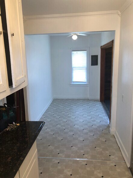 Kitchen - 14607 Hoyne Ave