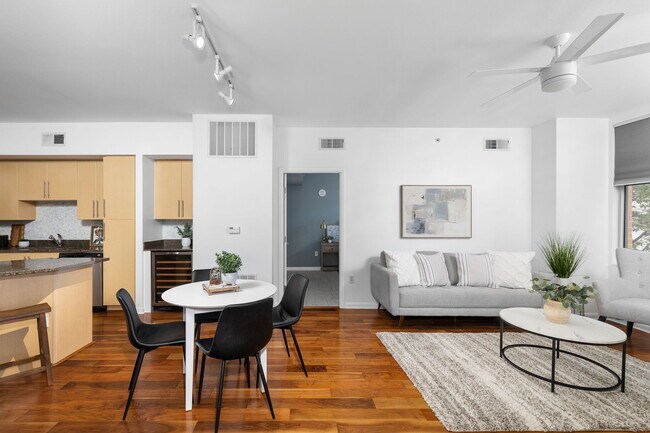 Building Photo - 54 Rainey St