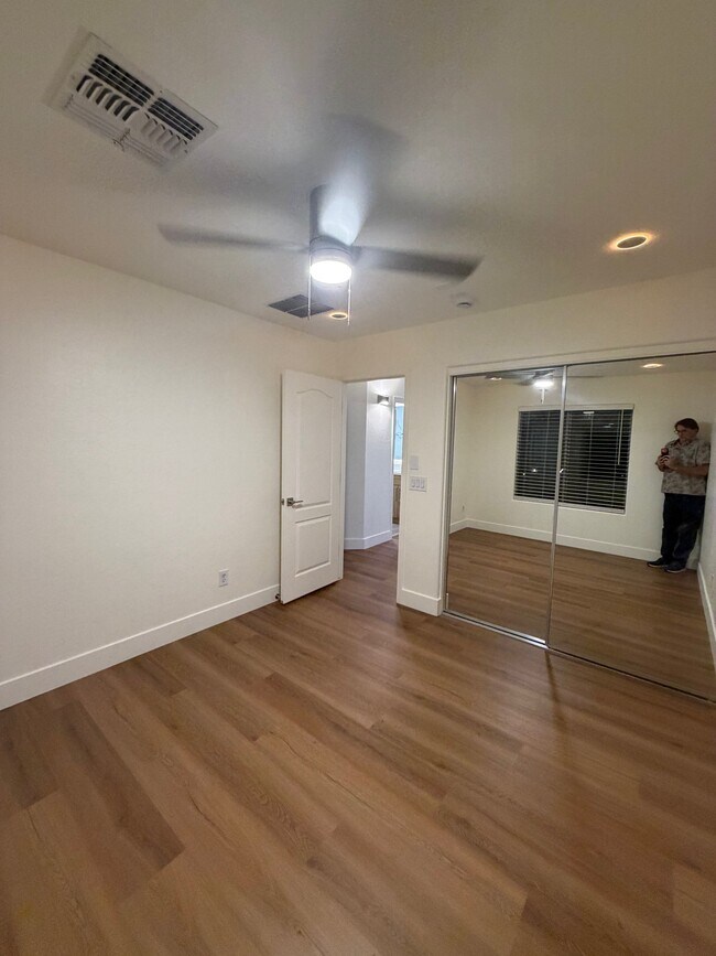 Building Photo - 2741 E Quiet Hollow Ln