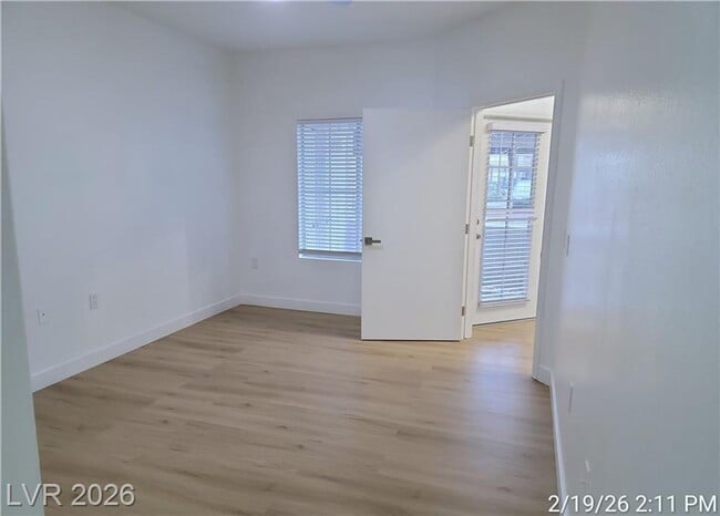 Building Photo - Inviting First-Floor Corner Condo with Modern Finishes & Poolside Location!