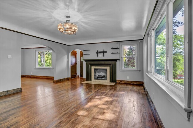 Building Photo - Knoxville 37914 - 3-bedroom, 3-bath home with a finished basement - Contact Chad Weeks (865) 567-...