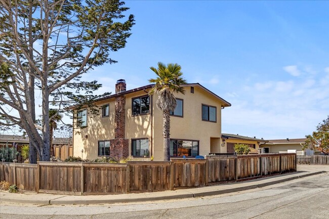 Building Photo - Beautiful Large Three Bedroom on Corner Lo...