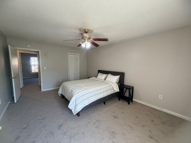 Building Photo - 5516 Lakeshore Dr