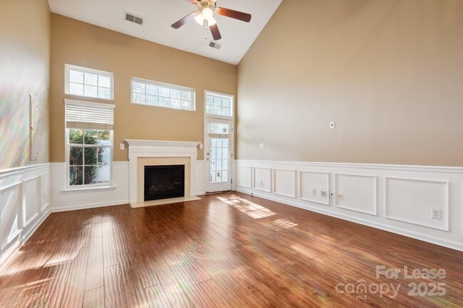 Building Photo - 165 N Arcadian Way