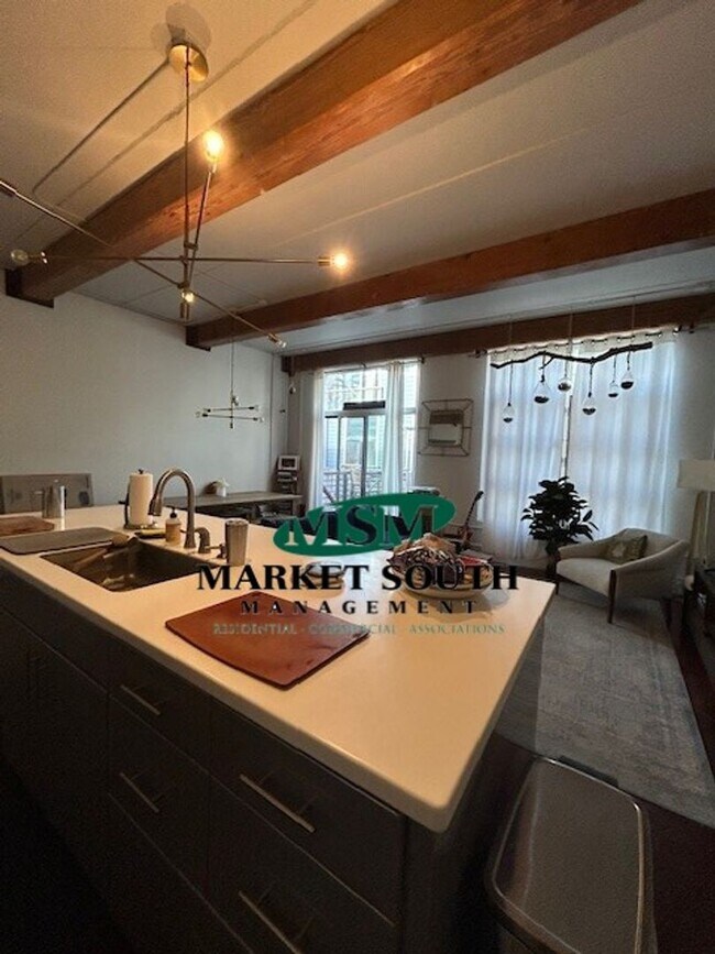 Building Photo - CONTEMPORARY STARLAND LOFT!