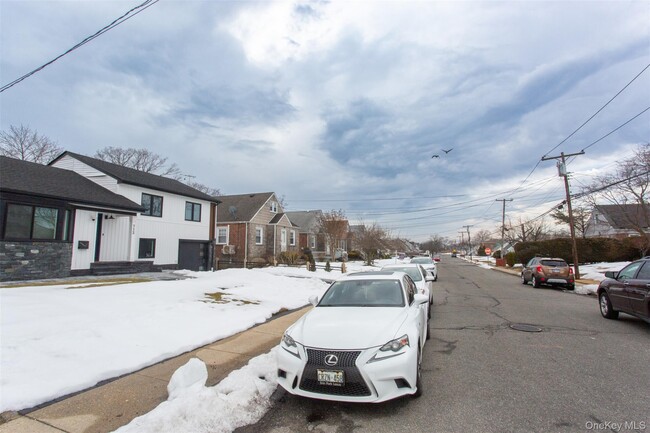 Building Photo - 712 Barnes Ave