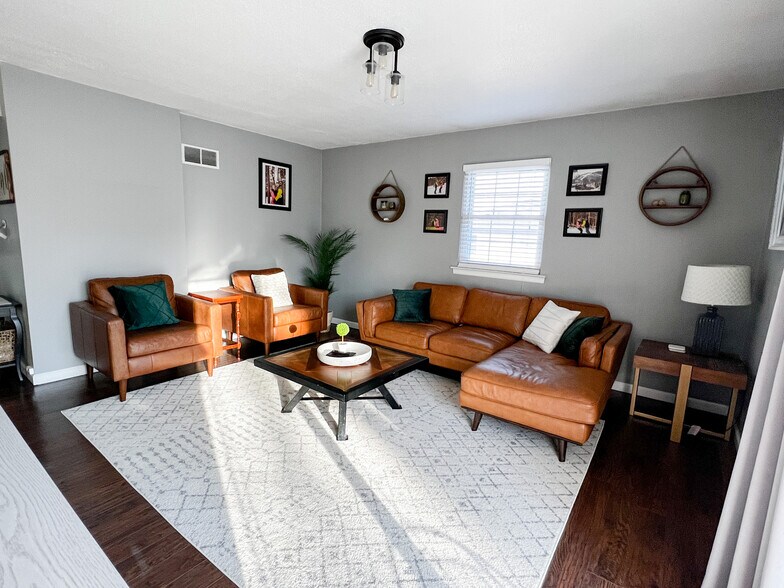 Building Photo - 323 SE Melody Ln