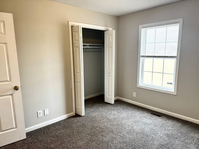 Building Photo - Beautiful Home close to Ft Campbell and Shopping!