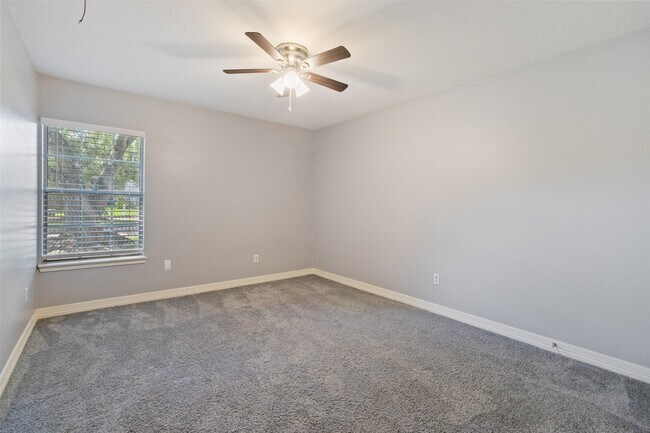 Building Photo - 210 Pecan Valley Ct