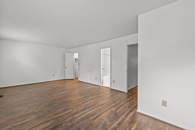 Building Photo - Beautiful 2-Bed, 2.5-Bath Home with Spacio...