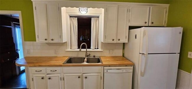 Building Photo - 3-bedroom, 1 bathroom, 1 car attached gara...