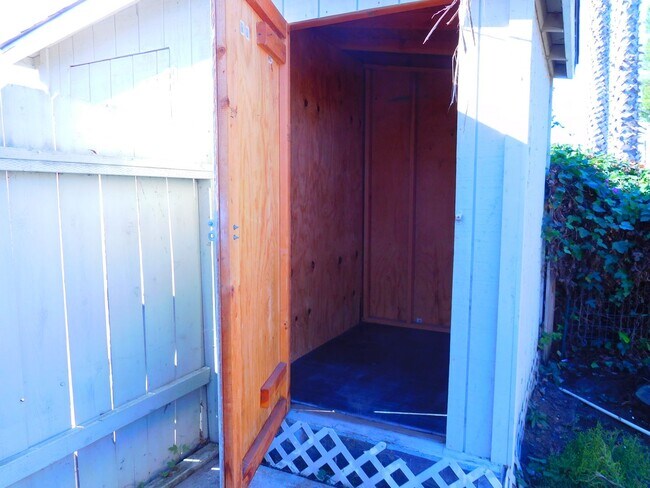 Building Photo - **$500 OFF 1ST MO RENT** 1BD/1BA with priv...
