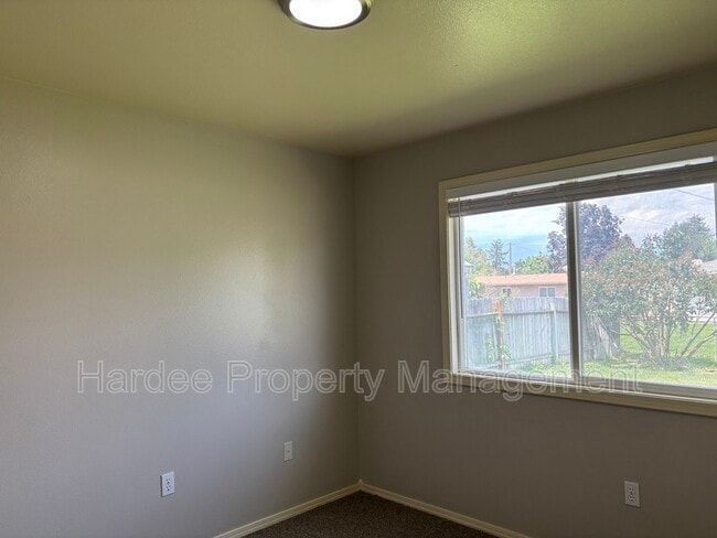 Building Photo - 668 W Applegate St