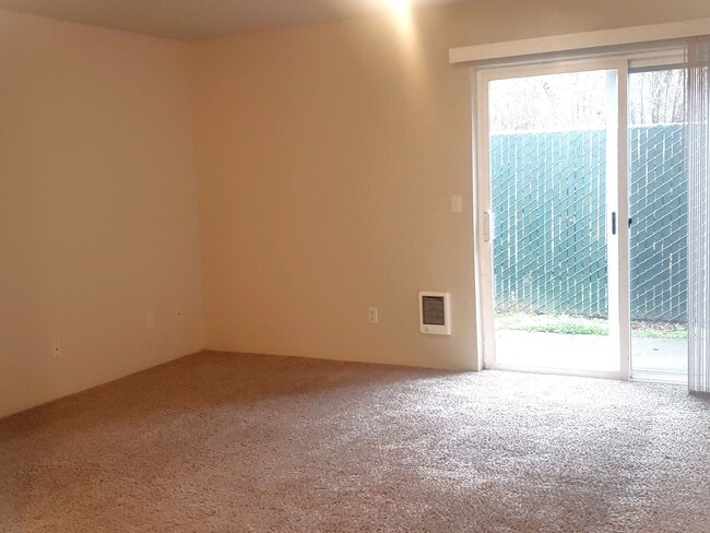 Building Photo - Wonderful townhouse in East Portland! rentalsc21.com