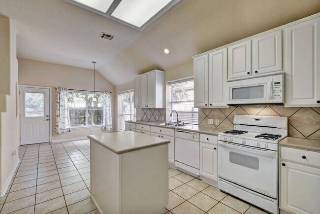 Building Photo - 1016 Savanna Ln