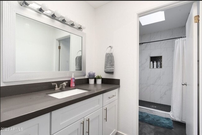 Building Photo - 2516 E 5th Pl