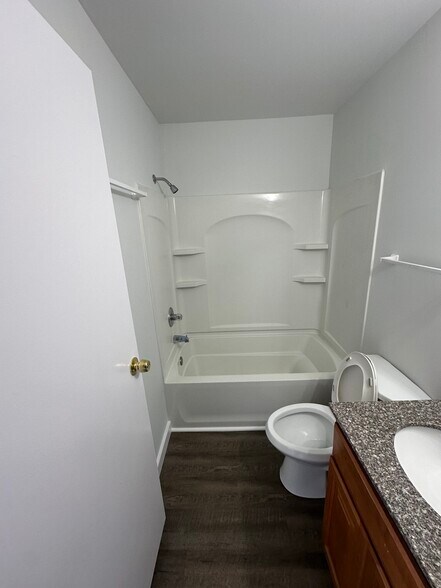 Building Photo - 54 Lancaster Est