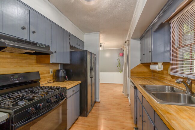 Building Photo - 1500 Brookdale Dr