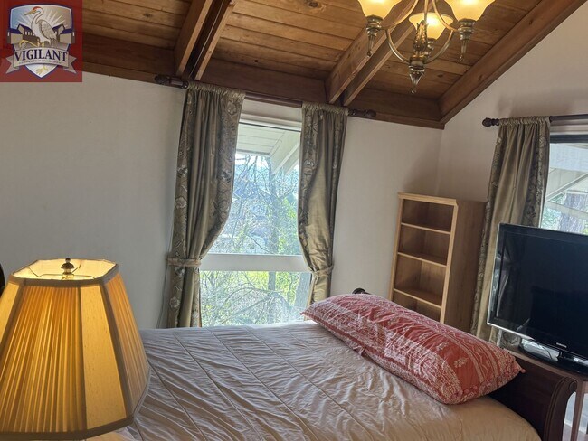 Building Photo - Amazing Furnished 4 bedroom home