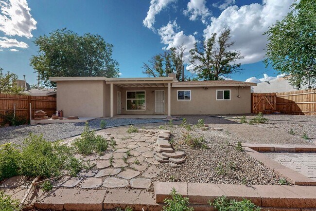 Building Photo - NE 3 bedroom 1 bath 1348/sf