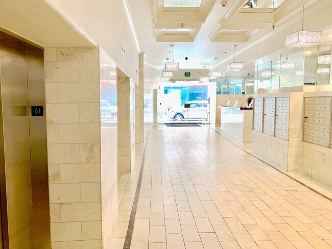 Building Photo - Top floor modern crafted spacious 1 Bed + ...