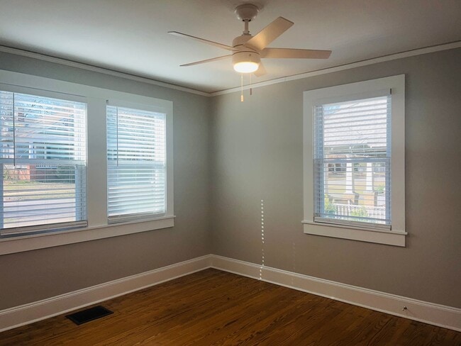 Building Photo - Adorable cottage style home with large fenced in backyard near Downtown Lagrange! Must see!