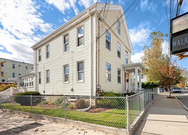 Building Photo - 50 Temple St