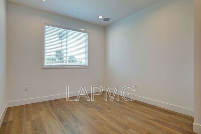 Building Photo - 4507 Saturn St