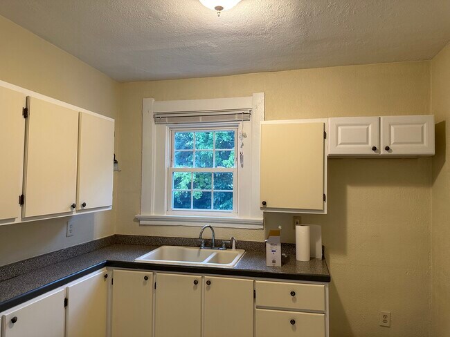 Building Photo - Two bedroom duplex West Toledo