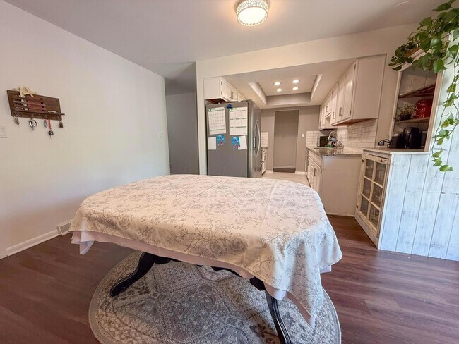 Building Photo - 3084 Sawyer Dr