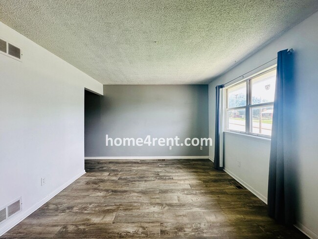 Building Photo - Raised Ranch Style Home in KCK w/ a Finished Basement and Conveniently Located Near I-635!