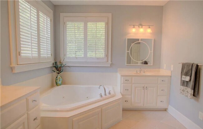 Building Photo - 4 bedroom/ 3.5 bathroom- Stonehouse