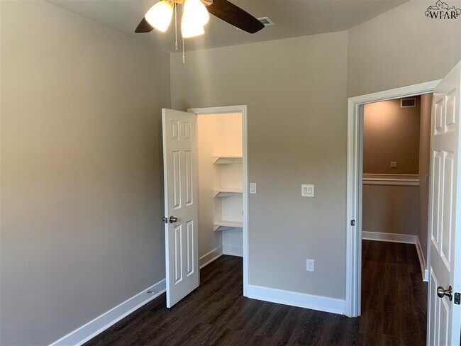 Building Photo - 436 W College St