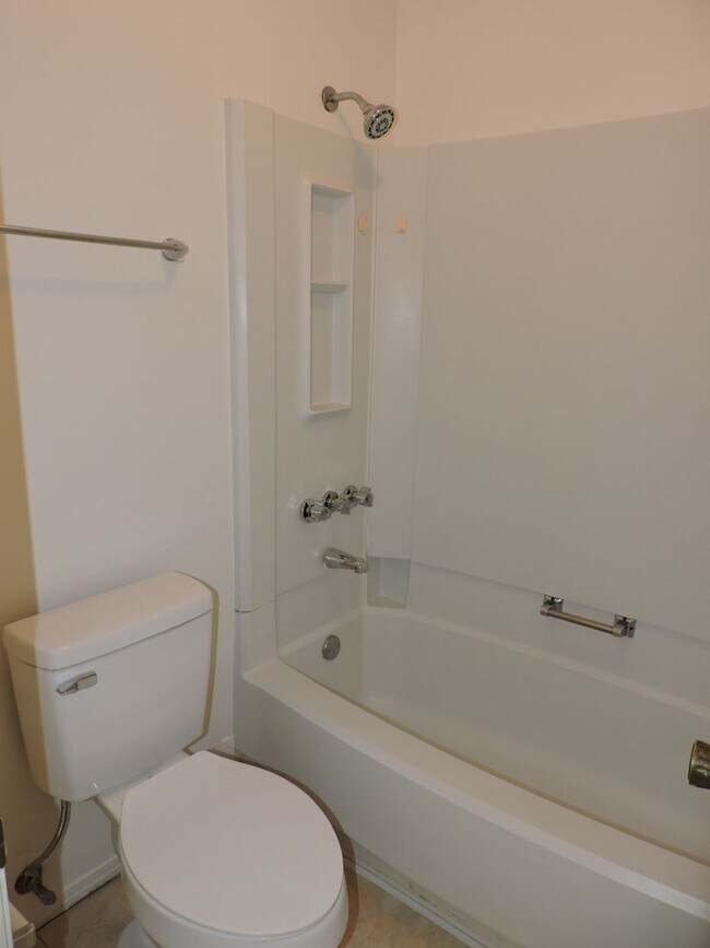 Building Photo - Convenient to schools, beaches, & shopping