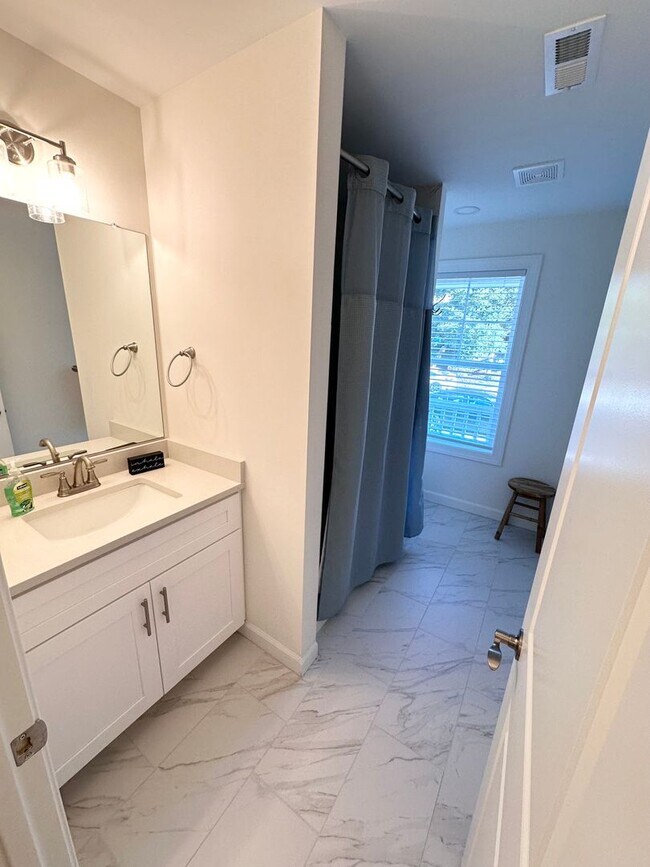 Building Photo - 2024 Built | Fully Furnished Modern Oceanf...