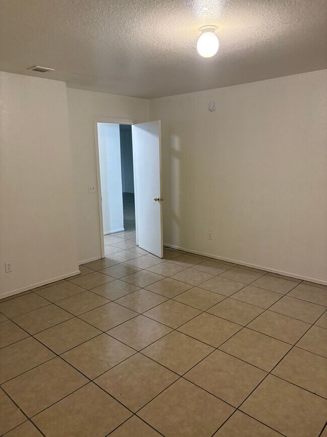 Building Photo - Charming 3 Bedroom 2 Bath Family Home! Must See! Move In Special!!