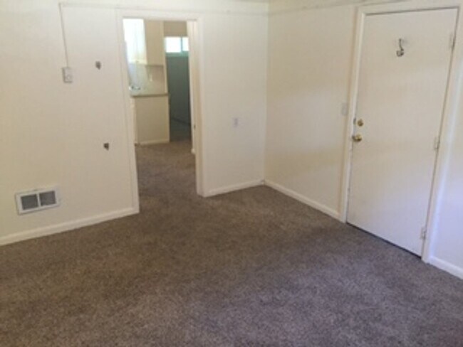 Building Photo - Spacious studio apartment located near downtown Idaho Falls!