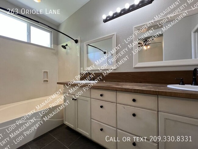 Building Photo - 263 Oriole Ln